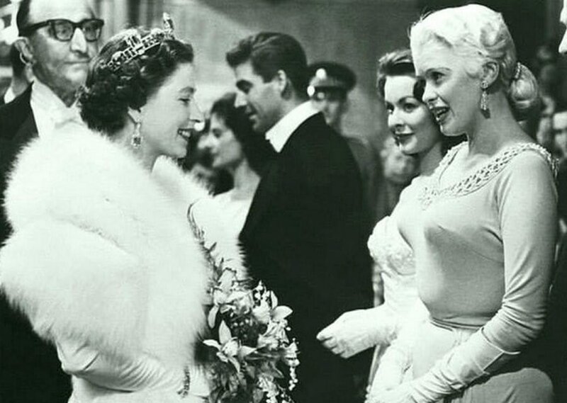 Британская королева Елизавета II встречается с актрисой Джейн Мэнсфилд. 1957 год.