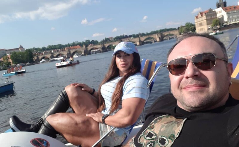Супруг «русской амазонки» без ума от своей жены и носит её на руках