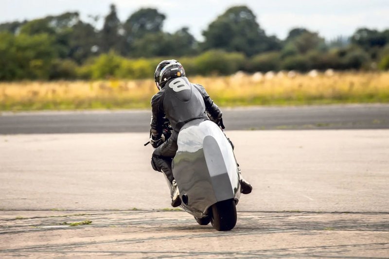 Британский мотоциклист разогнался до 436 км/ч на взлетно-посадочной полосе