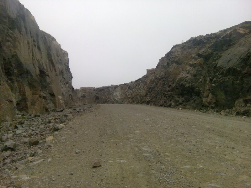 До середины пути есть дорога, высеченная в скалах.