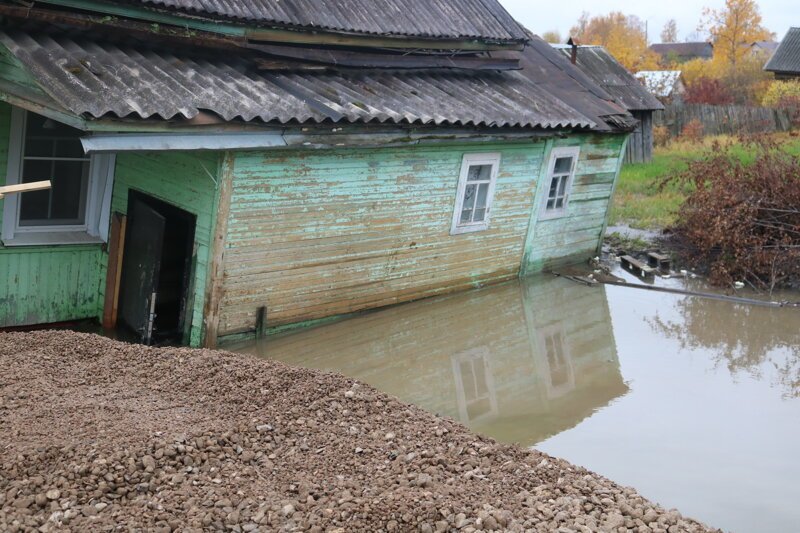 "Адская" скважина в Белозерске затягивает дом под землю и разоряет город