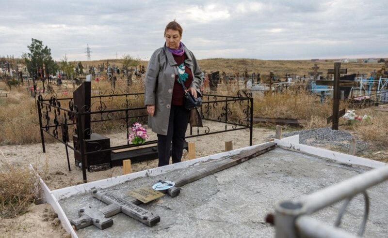 Немного переборщили: у жительницы Волгограда могилу мужа и сына закатали в бетон