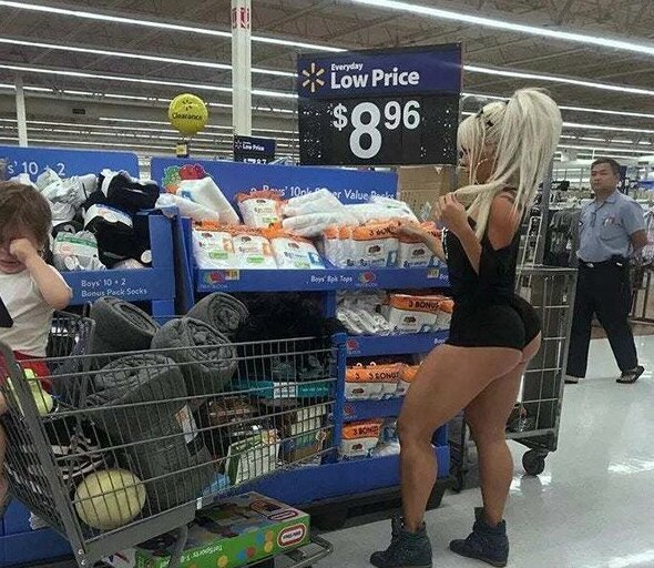 Голые девушки на парковке супермаркета фото