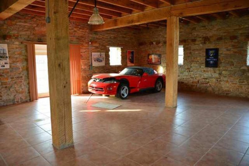В заброшенном мексиканском ресторане обнаружили новый Dodge Viper, который простоял там 27 лет