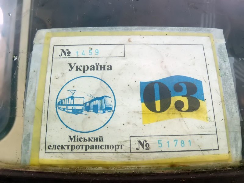 Под лобовым повесили украинский талон техосмотра — как намёк на то, что машина приехала издалека