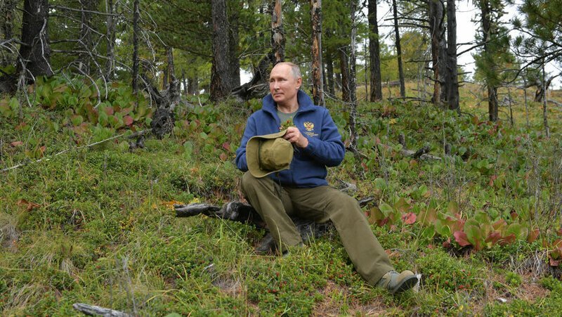 Вся страна поздравляет Путина с днём рождения, а сам именинник гуляет по тайге