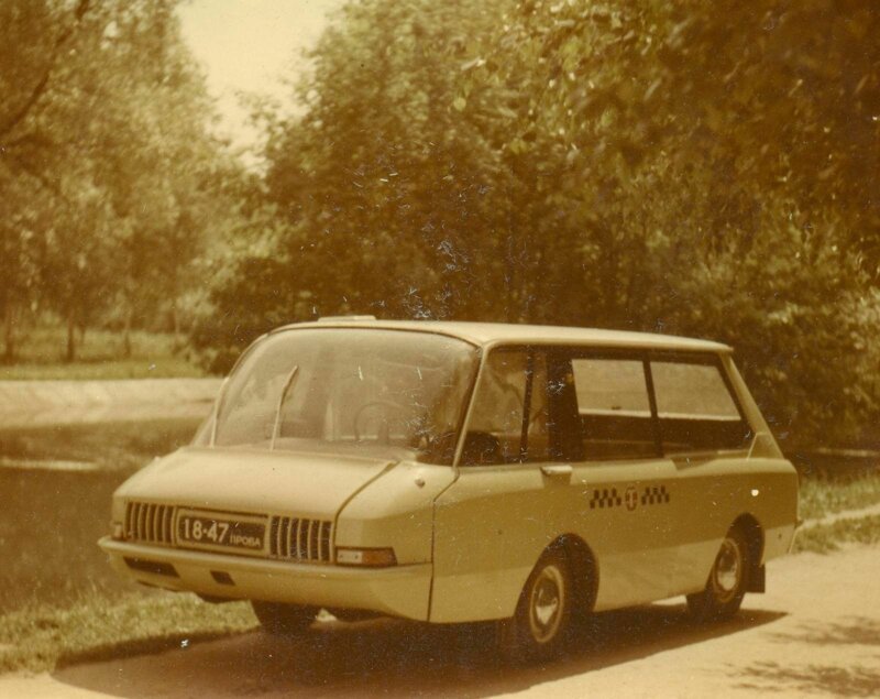 В первом варианте окраски такси ВННИТЭ было бледно-желтое с белой крышей