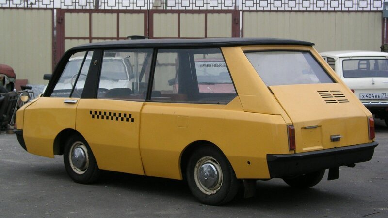 Такси ВНИИТЭ в нынешней окраске – ярко-жёлтой с чёрной крышей
