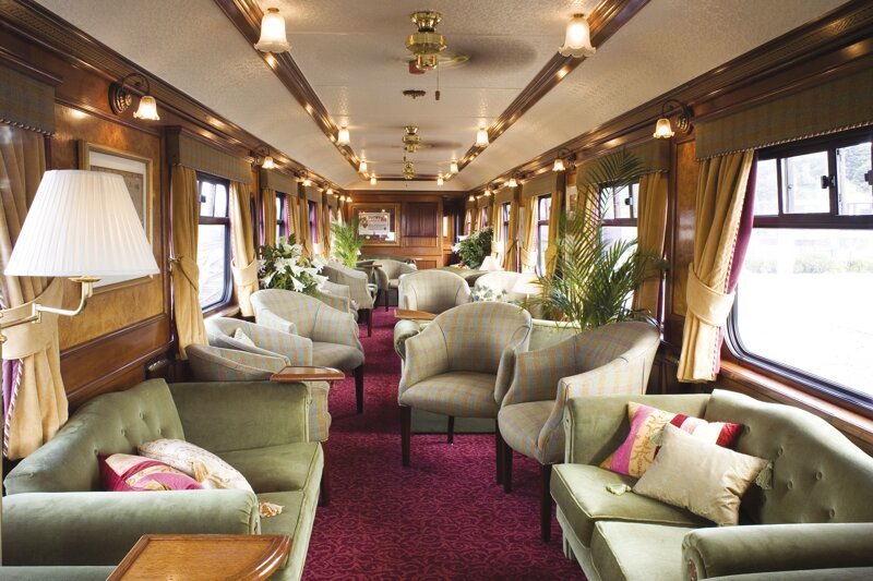 поезд включает в себя 5 спальных вагонов, 2 вагона-ресторана, 1 смотровой вагон с террасой и спа-вагон