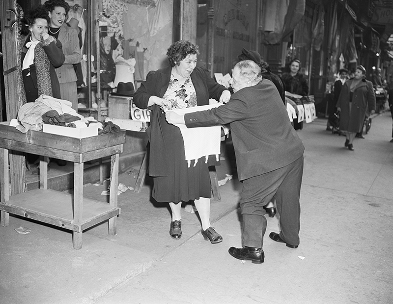1946, Нью-Йорк. Примерка в магазине белья.
