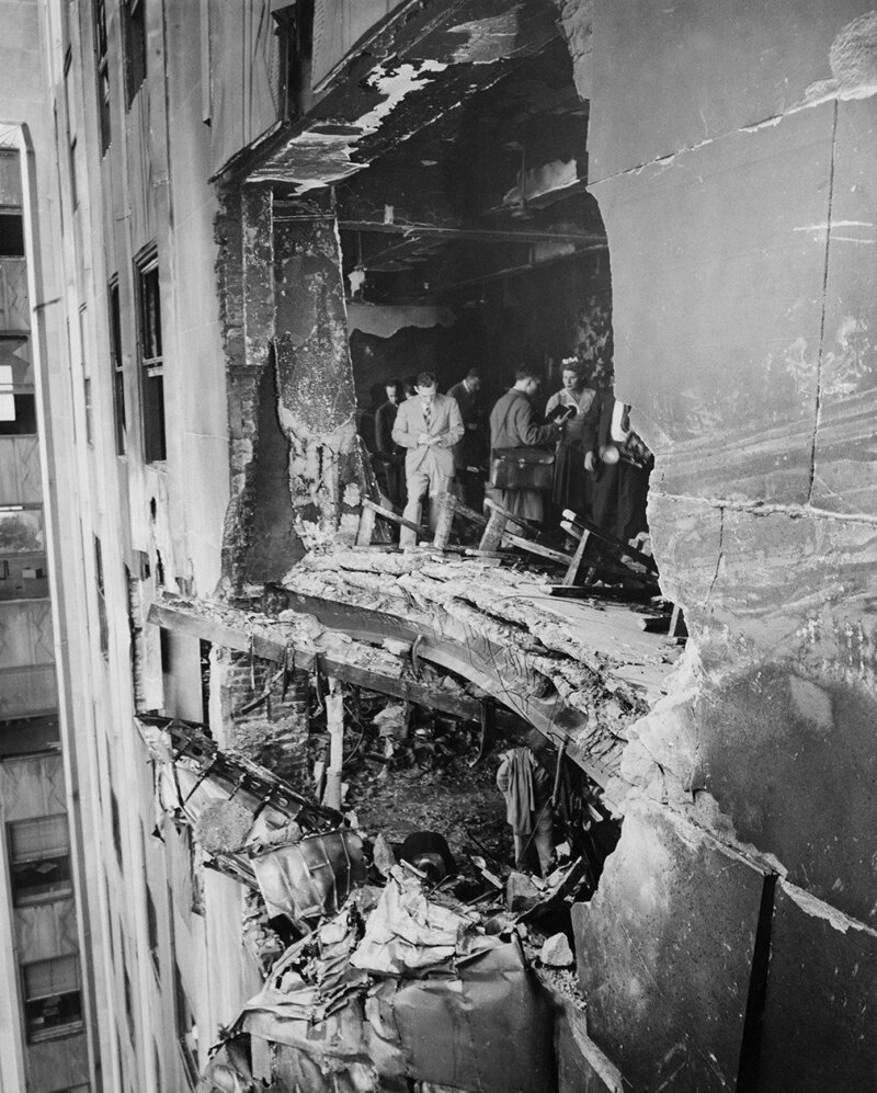 Бомбардировщик B-25 врезался в Эмпайр-Стейт-билдинг.