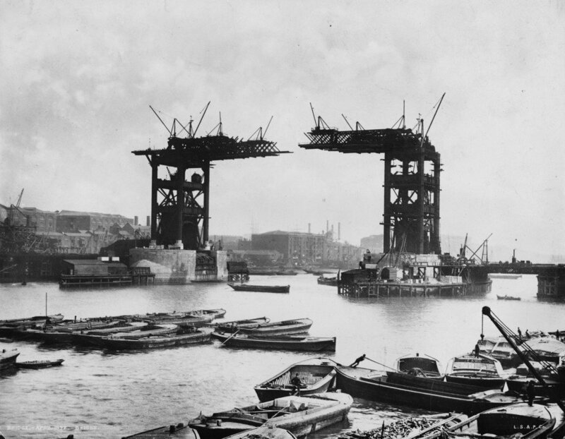 Недостроенный Тауэрский мост в Лондоне в конце XIX века
