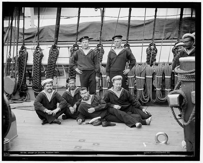 21. Группа моряков.