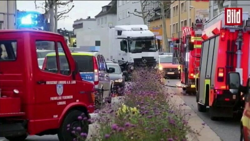 На западе Германии грузовик намеренно протаранил колонну автомобилей