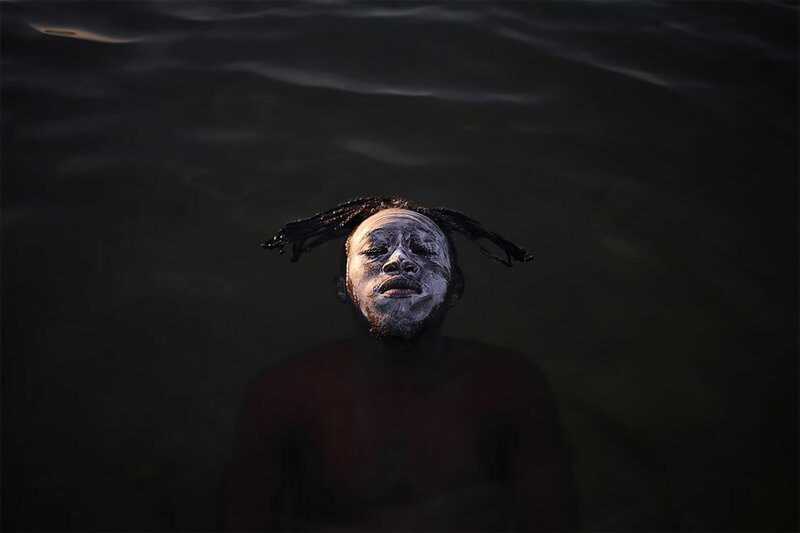 Портрет в бухте Гуанабара, Фабио Тейшейра, Бразилия. Молодой африканский беженец из Демократической Республики Конго, плавающий в водах залива Гуанабара на пляже Рамос. Второе место в категории "люди и природа"