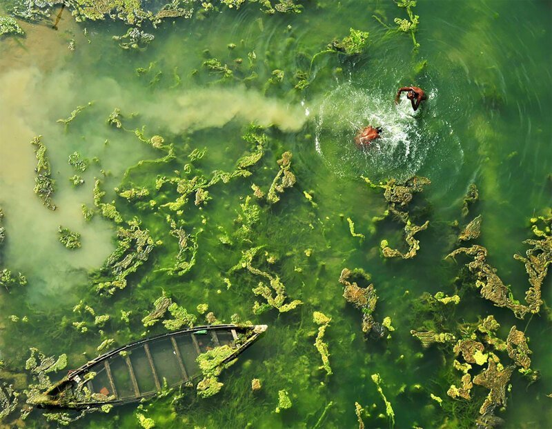 Время купания, Апратим Пал, Индия. Два пловца наслаждаются водой в Западной Бенгалии, Индия. Третье место в категории "люди и природа"