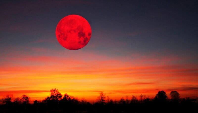 Расположение относительно горизонта и загрязнение атмосферы: альтернативные причины, по которым Луна становится красной