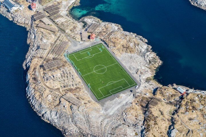 Футбольное поле на Лофотенских островах, Норвегия