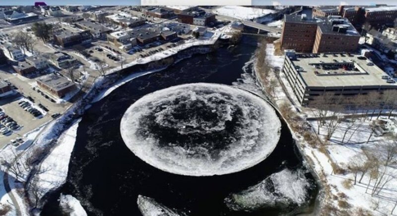 Естественный и идеально ровный ледяной диск на реке, который вращается по кругу 
