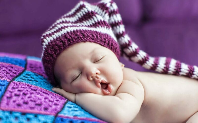 Новорожденный спит