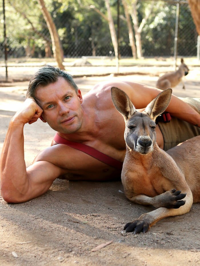 Горячая фотосессия австралийских пожарных с животными для благотворительного календаря на 2020 год