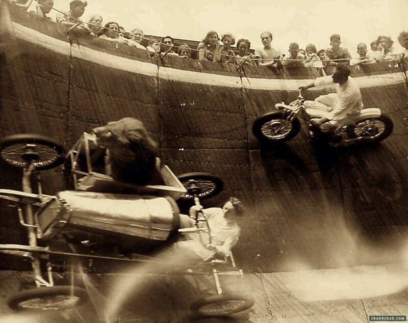 Катание льва на мотоцикле в 1929 году. 