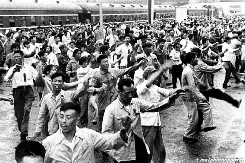 Танец верности - ритуальный танец, символизировавший преданность танцора лидеру страны Мао Цзэдуну. 1967 год. 