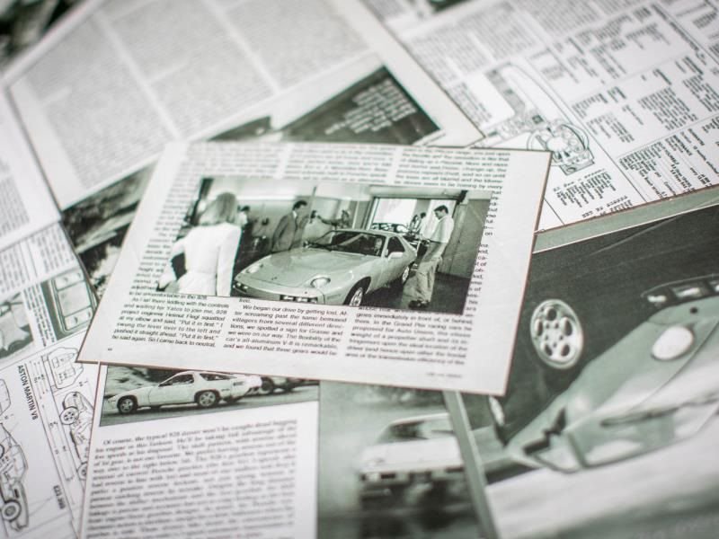 Энтузиаст завернул Porsche 928 в газету