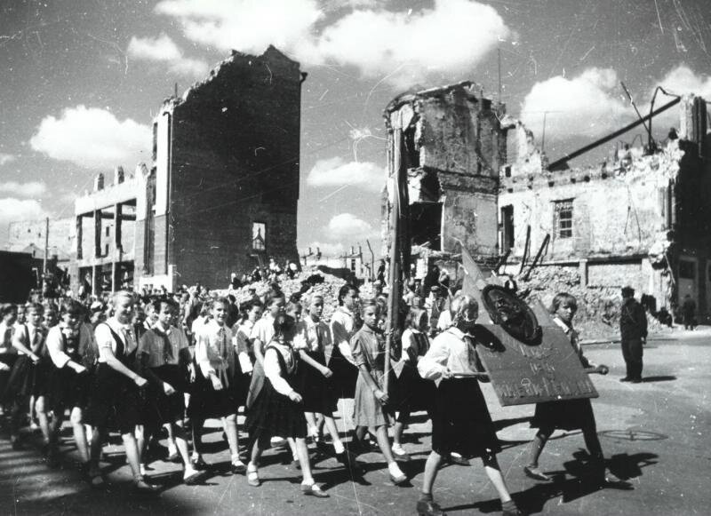 Парад пионеров в Сталинграде