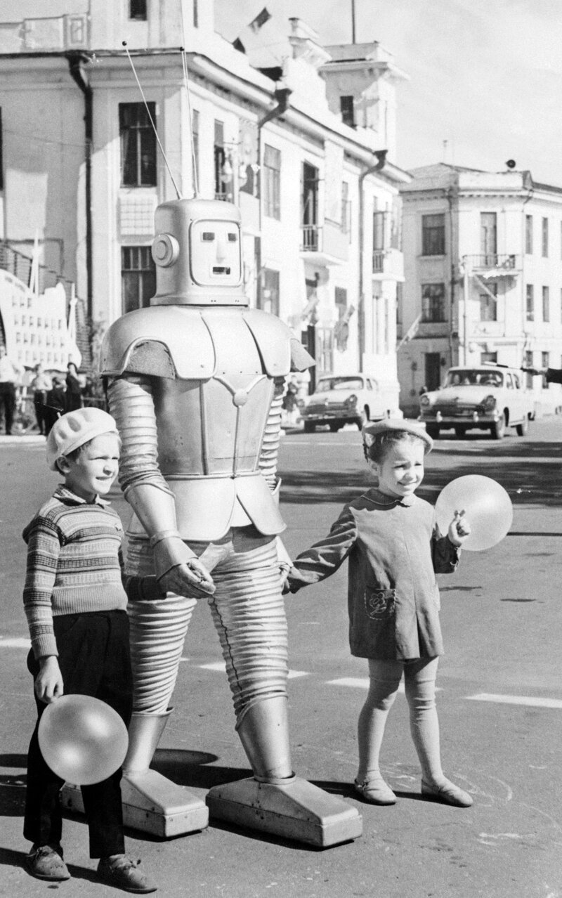 Робот переводит детей через улицу, 1967 год, Архангельск