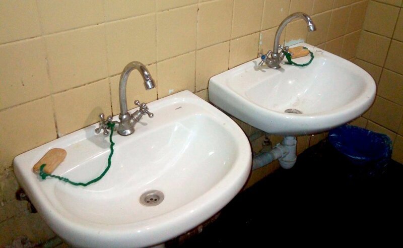 В туалете на Молодечненском заводе мыло привязывают веревкой