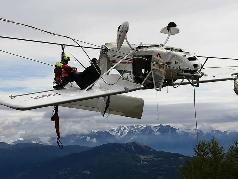 Самолет врезался в подъемник и запутался в проводах в Альпах