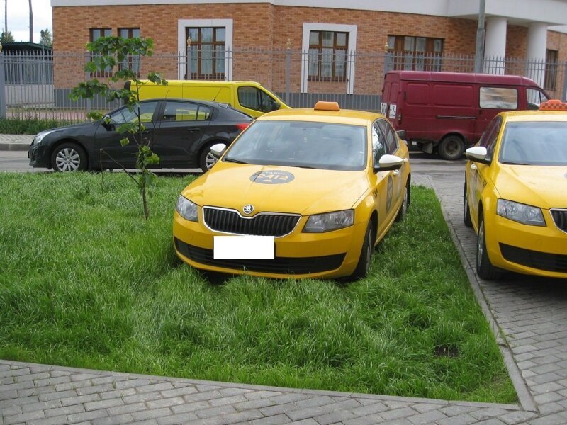 Грузовикам и такси с нового года запретят парковаться во дворах