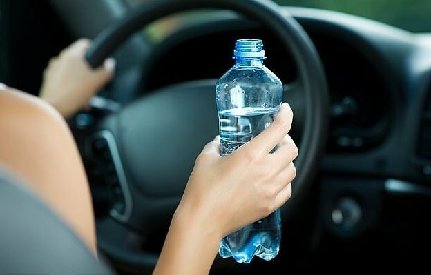 Австралийским водителям запрещают пить воду за рулем