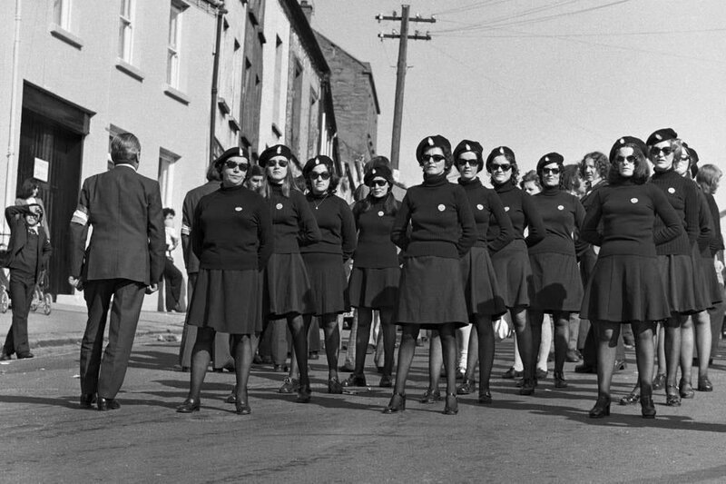 Женщины-члены ИРА из Кумана на МБане; снимок сделан в пасхальное воскресенье на улице Скотч, Даунпатрик., 1974