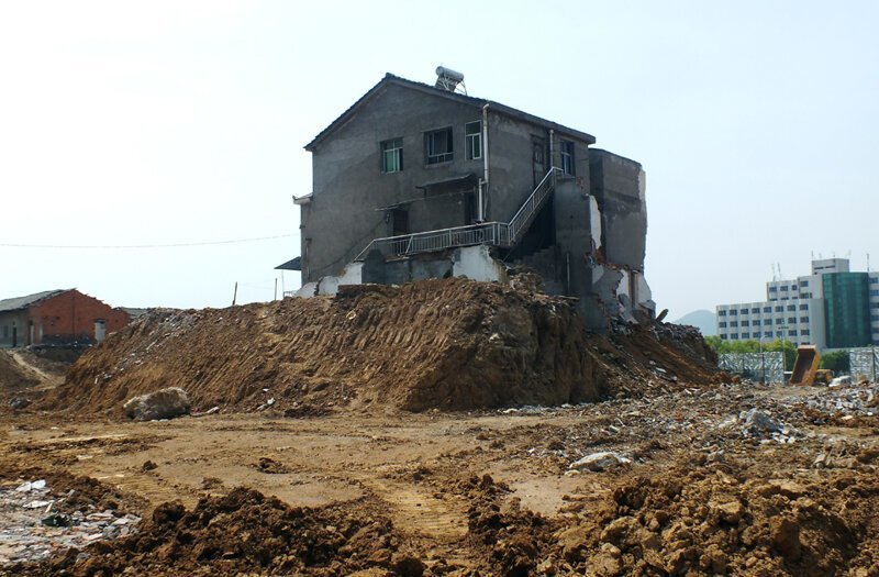 Одинокий дом на строительной площадке в городе Ичан (провинция Хубэй). Электроснабжение и водоснабжение его неоднократно прекращалось  