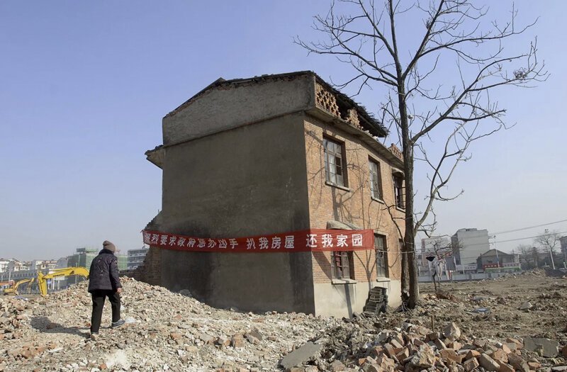 Последний старый дом в одном из районов города Хэфэй (провинция Аньхой) стоит на стройплощадке, где возведут новый жилой комплекс