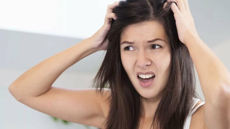 10 основных причин зуда кожи головы и методы его устранения