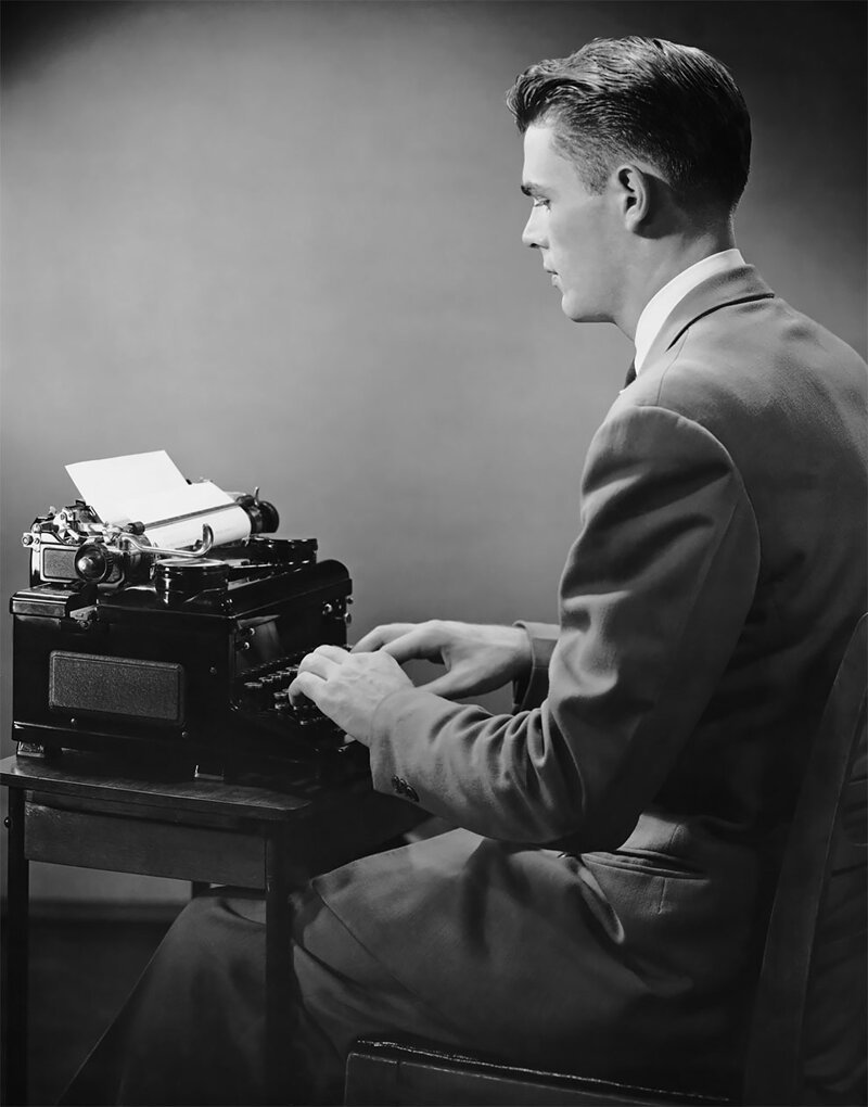 Писатель за печатной машинкой