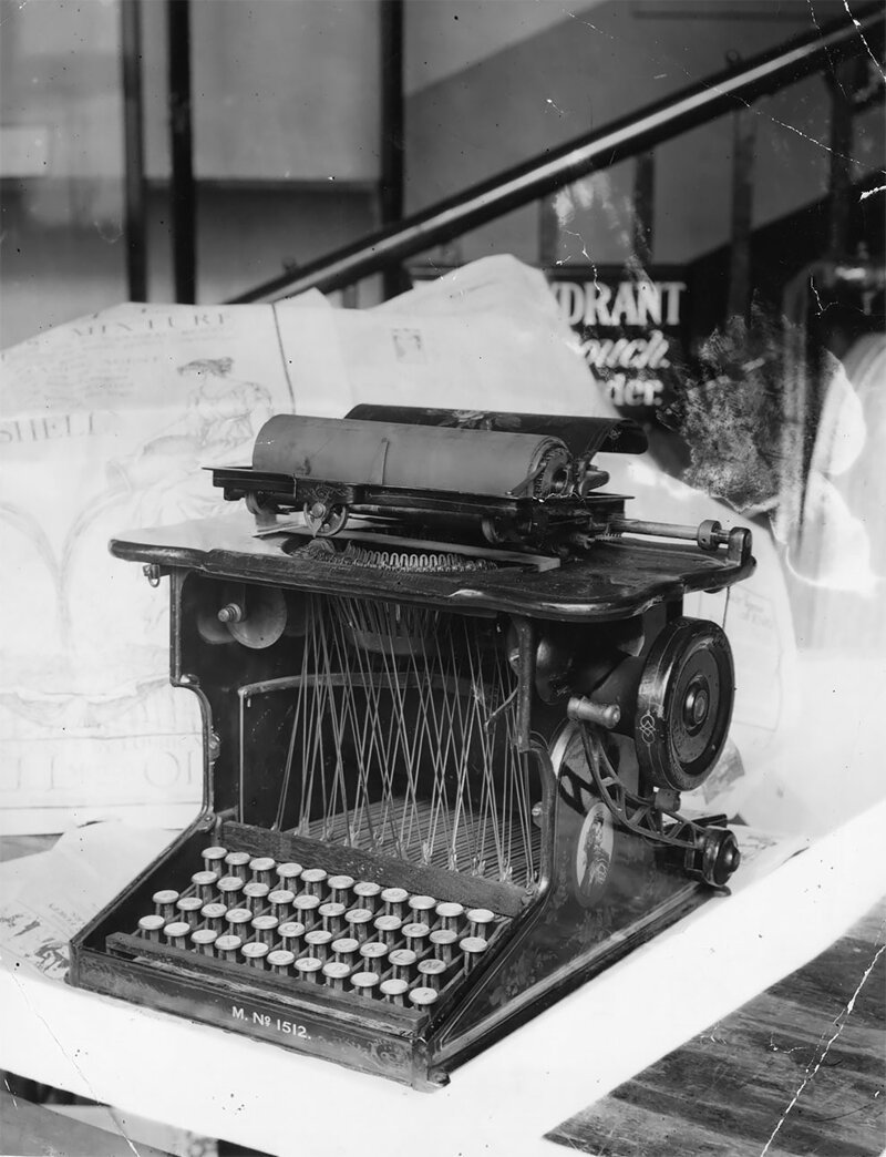 30 фотографий из эпохи пишущих машинок