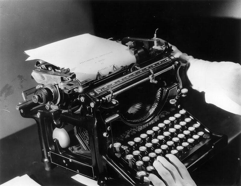 30 фотографий из эпохи пишущих машинок