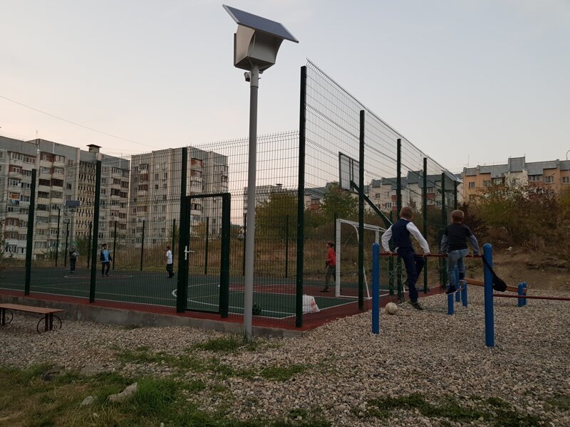 2. По периметру площадки установили хлипкий металлический забор-сетку.