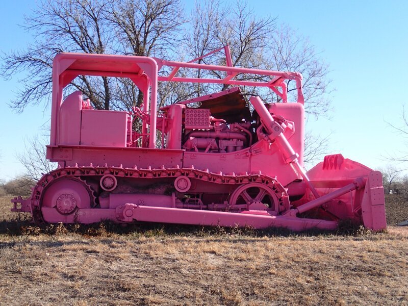Трактор про бульдозер. Бульдозер Пинк. Розовый бульдозер. Розовый комбайн. Розовый трактор.