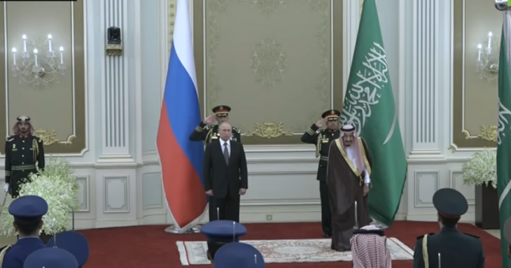 Королевский оркестр Саудовской Аравии попытался исполнить гимн России и не попал в ноты