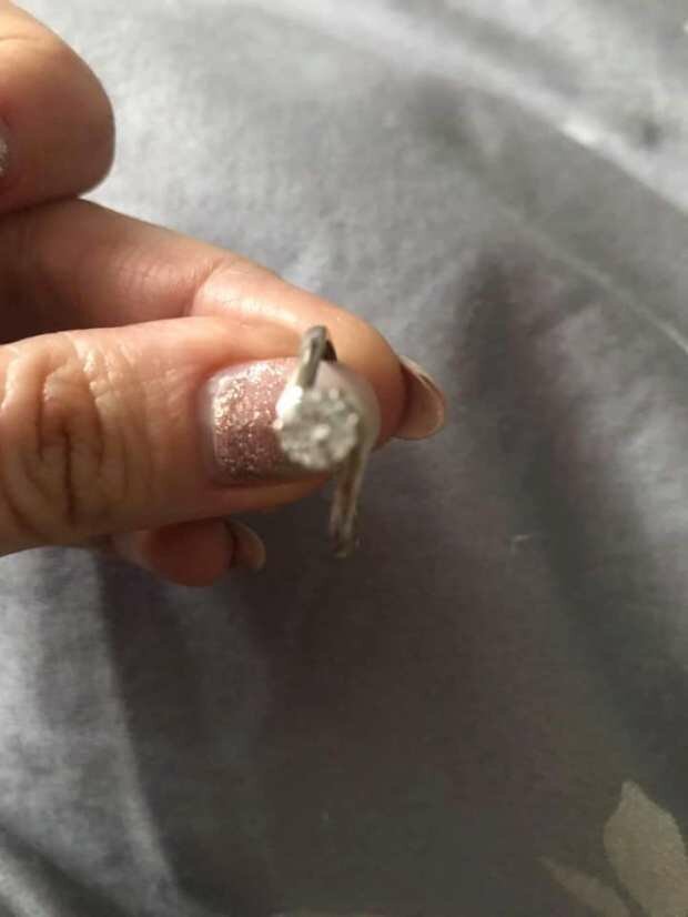 Британка случайно выкинула в мусор кольцо с бриллиантом