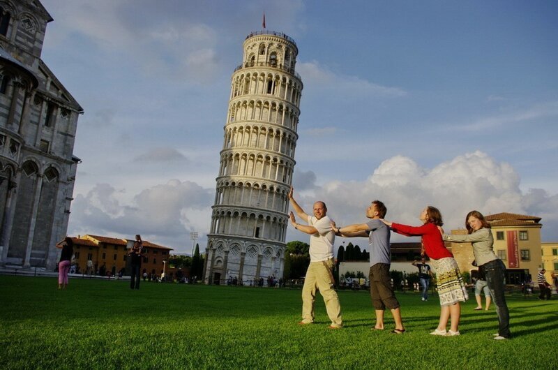 Туристы у Пизанской башни