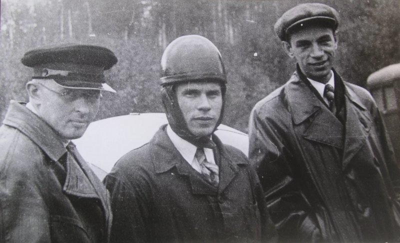 Слева направо: Е.В. Агитов, А.Ф. Николаев, неизвестный человек