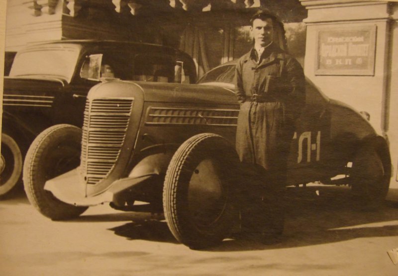 Николаев готовится демонстрировать машину в Горьковском горкоме ВКП(б)