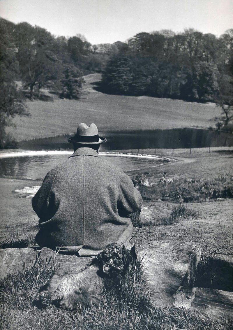 Уинстон Черчилль со своим пуделем Руфусом в саду своего поместья в Чартвелле, 1951