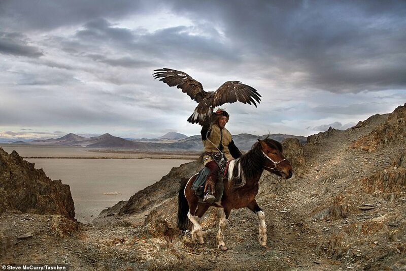 Охотник с орлом в Улгии, Монголия, 2018 год